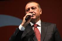 Prezident Erdogan uvedl, že pučisté v pátek vtrhli do hotelu, kde pobýval na dovolené se svou rodinou, a zabili dva z jeho osobních strážců.