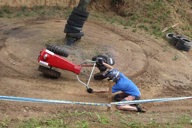 Hned první jezdec při snaze projet zatáčku rychleji havaroval