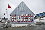 Předvolební plakáty v hlavním městě Grónska Nuuk