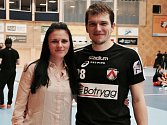 Florbalisté Matěj Jendrišák a jeho milá Radka Topičová hrají v Linköpingu už třetí sezonu. Ona je jedinou cizinkou v týmu, on patří k nejzářivějším osobnostem Superligy, nejkvalitnější ligové soutěže světa.