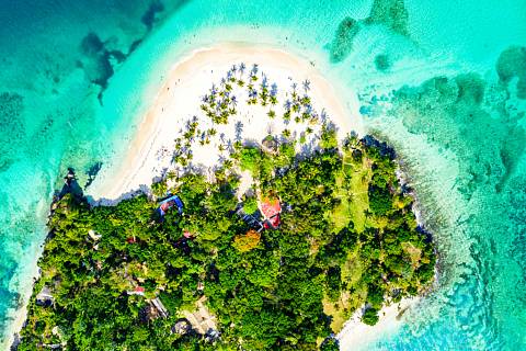 Dominikánská republika, Survivor, pláž Cayo Levantado, na níž se natáčela slavná reklama na Bacardi, prý skrývá obrovský pirátský poklad.