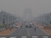 V hlavním indickém městě Dillí často není pro smog vidět na druhou stranu ulice. Ilustrační foto.