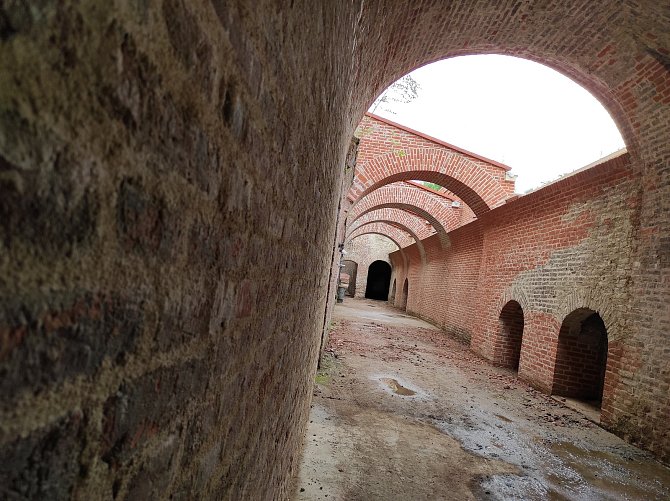 Po třech letech dělníci dokončili opravu části pevnosti Josefov na Náchodsku.