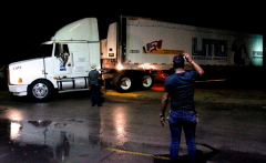 Kamion se stovkou mrtvol bezcílně putuje Mexikem