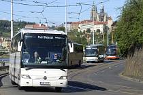 Kolem 50 zájezdových autobusů vyrazilo 12. května 2020 ráno na protestní jízdu Prahou.