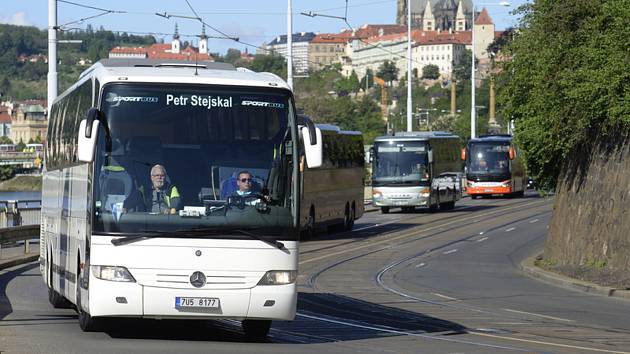 Kolem 50 zájezdových autobusů vyrazilo 12. května 2020 ráno na protestní jízdu Prahou.