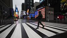 Pandemie koronaviru vyprázdnila i náměstí Times Square v centru New Yorku.