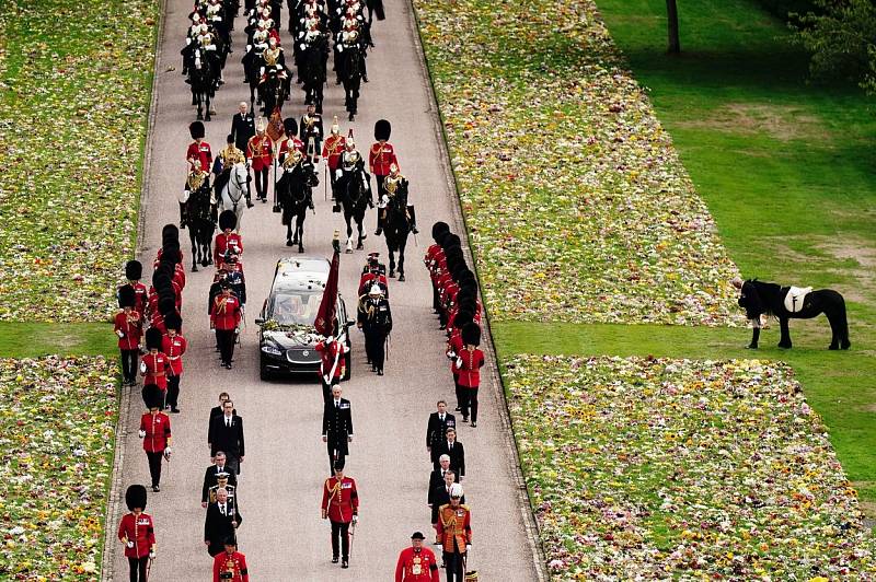 Limuzína s ostatky královny Alžběty II. přijíždí na hrad Windsor