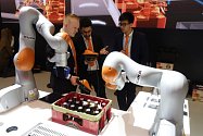 Roboti Kuka, které umí otevřít pivo a přelít jej do sklenice. Většinový podíl v německé firmě již převzali Číňané.