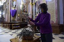 Žena si vybírá na Květnou neděli v bazilice Navštívení Panny Marie na Svatém Kopečku u Olomouce ratolesti posvěcených kočiček