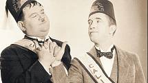 Laurel a Hardy nebyli zednáři, ale parodovali je ve svém filmu Synové pouště. 