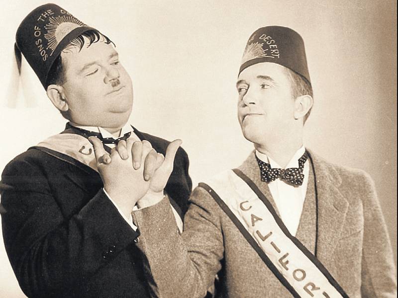 Laurel a Hardy nebyli zednáři, ale parodovali je ve svém filmu Synové pouště. 