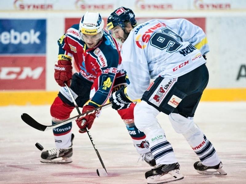 Bílí Tygři Liberec vs. HC ČSOB Pojišťovna Pardubice. Petr Nedvěd (vpravo) z Liberce a Robert Kousal z Pardubic.