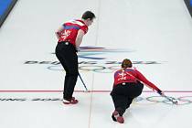 Tomáš Paul (vlevo) sleduje svou manželku Zuzanu při odehrání kamene během olympijského turnaje smíšených dvojic v curlingu 3. února 2022.