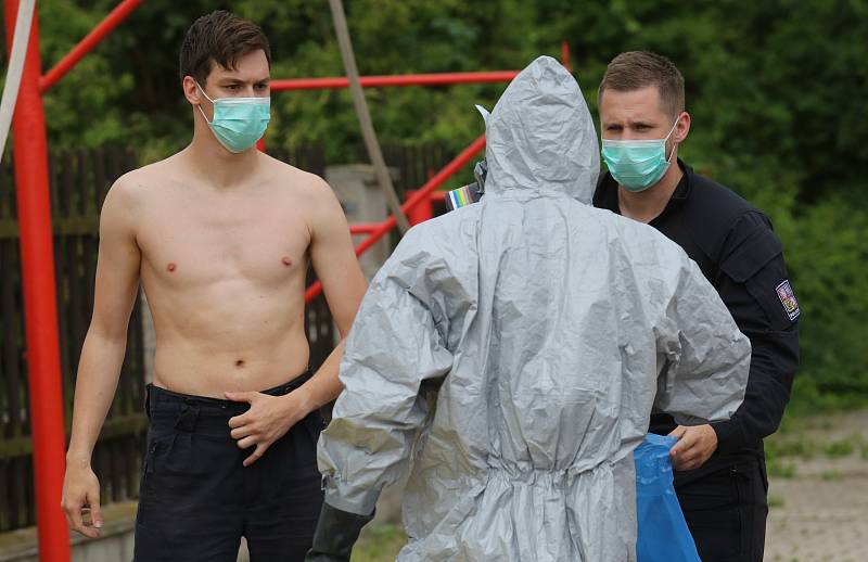 Hasiči  společně s policií a záchranáři a speciálním týmem Biohazard z Ústí nad Labem cvičili před dvěma lety v Litoměřicích zásah u pacienta s ebolou