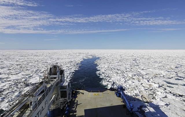 Ledoborec v Arktickém oceánu. Ilustrační snímek