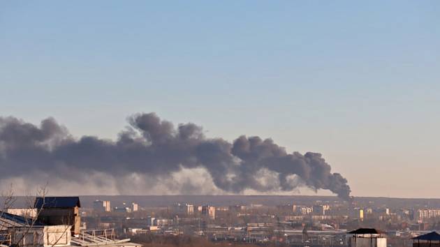 Na vojenském letišti nedaleko ruského Kursku hoří zásobník ropy. Snímek je z 6. prosince 2022