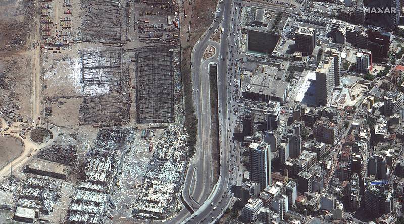 Pohled na explozi v libanonském Bejrútu ze satelitního snímku, 5. srpna 2020