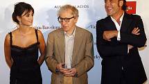 Penelope Cruzová, Woody Allen a Javier Bardem na premiéře filmu Vicky Cristina Barcelona v roce 2008. Práce na tomto snímku byla pro Penelope a Javiera osudová. Tehdy to mezi nimi zajiskřilo. 