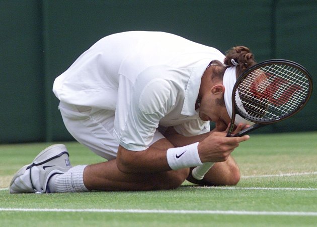 Roger Federer po senzačním triumfu nad Petem Samprasem ve Wimbledonu 2001