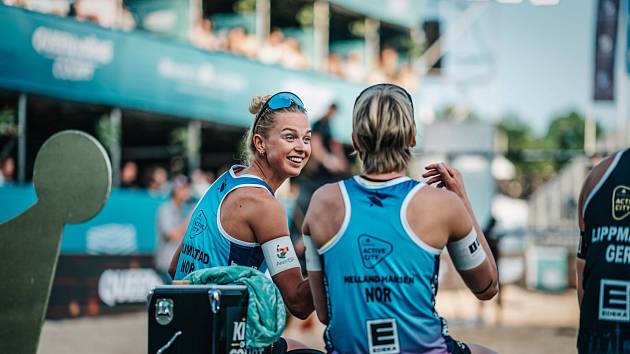 Norské beachvolejbalistky Emilie Olimstadová a Sunniva Hellandová-Hansenová.