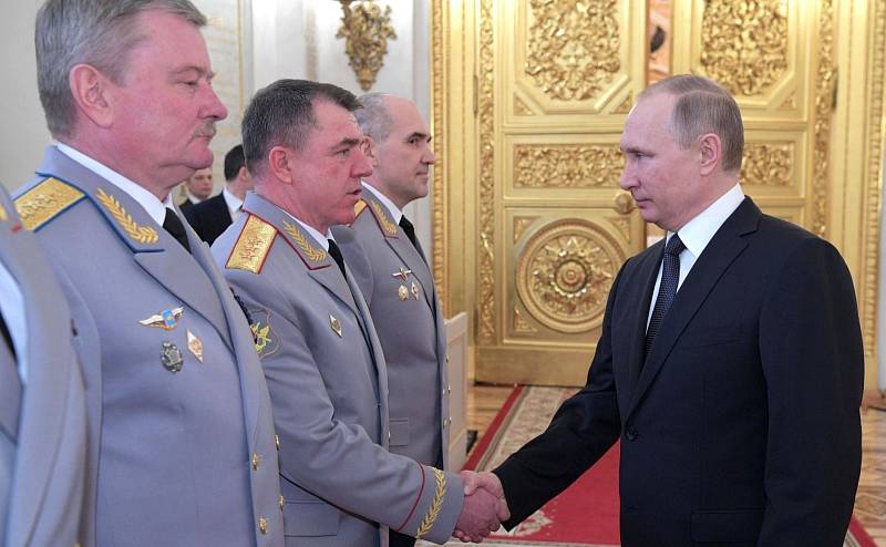 Ruský prezident Vladimir Putin potřásá rukou generálu Alexandru Žuravljovovi.