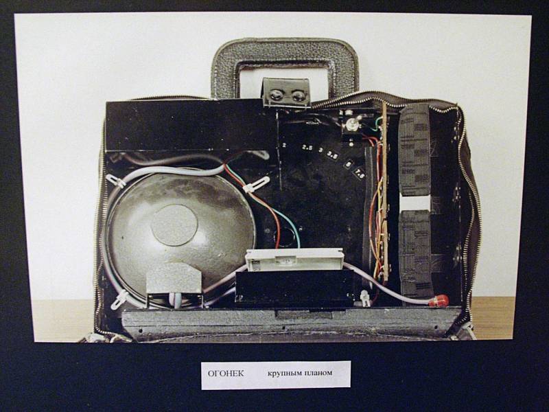 Odposlouchávací zařízení StB ukryté v aktovce, vystavené v Českém centru v Moskvě v roce 2003