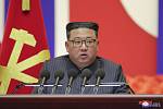 Severokorejský vůdce Kim Čong-un oznamuje vítězství nad covidem-19 v Pchjongjangu 10. srpna 2022