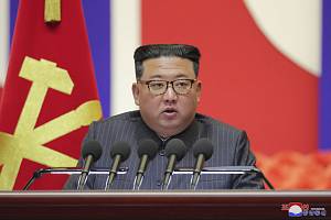 Severokorejský vůdce Kim Čong-un oznamuje vítězství nad covidem-19 v Pchjongjangu 10. srpna 2022