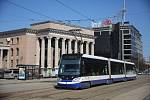 Tramvaj od společnosti Škoda Transportation v lotyšské Rize.