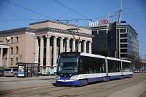 Tramvaj od společnosti Škoda Transportation v lotyšské Rize.