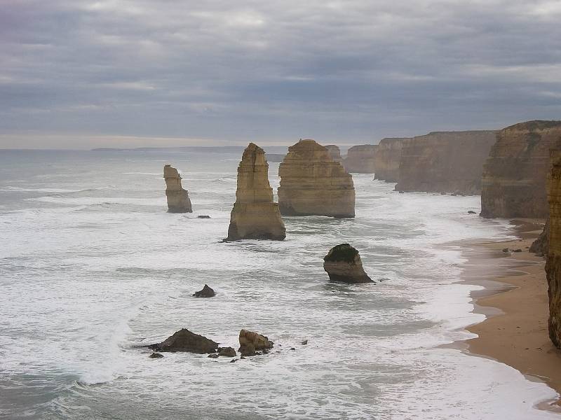 Přírodní útvar Dvanáct apoštolů lze najít u pobřeží Austrálie. Skal vystupujících z vody je ale ve skutečnosti už jen osm. Devátá se zřítila před několika lety. Její zbytky jsou vidět na fotce v popředí.