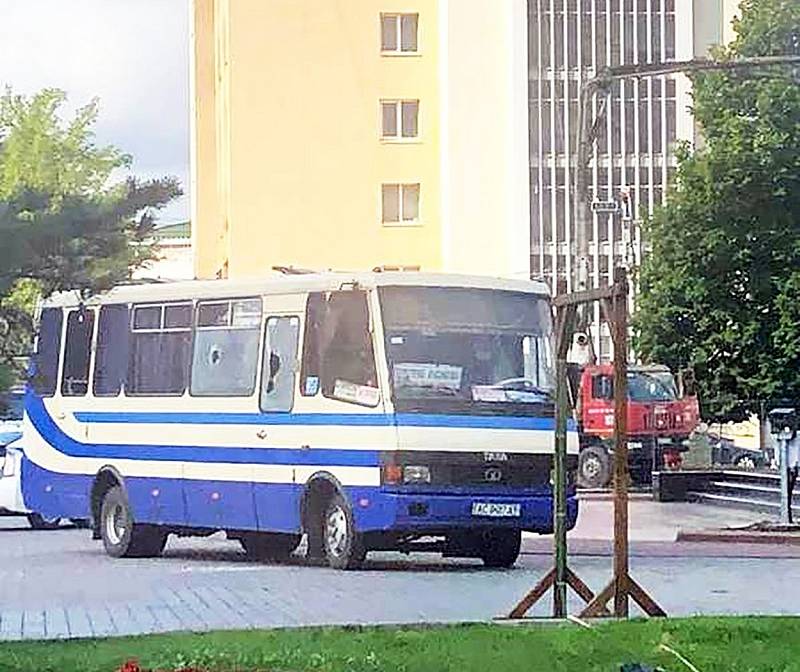 Ozbrojený muž se na Ukrajině zmocnil autobusu. Vzal si rukojmí