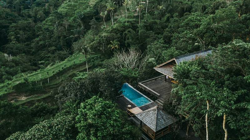 Uprostřed zelené džungle hosty přivítá hotel Buahan, a Banyan Tree Escape. Pokoje, respektive chatky jsou specifické tím, že nemají zdi.