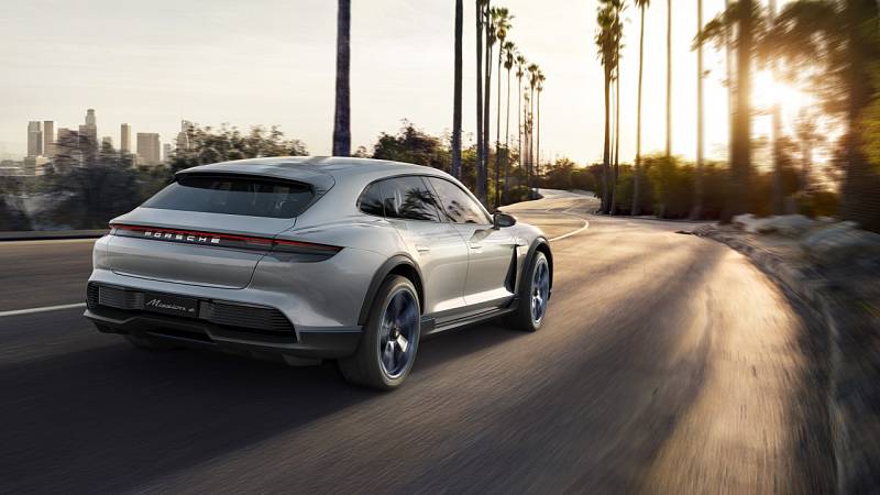 Koncept Porsche Mission E Cross Turismo.