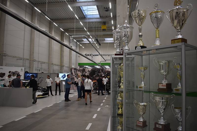 Vozy vznikají v této hale, kde je i spousta pohárů za vítěžství