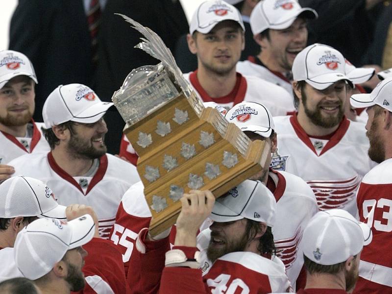 Henrik Zetterberg s trofejí pro nejlepšího hráče play off