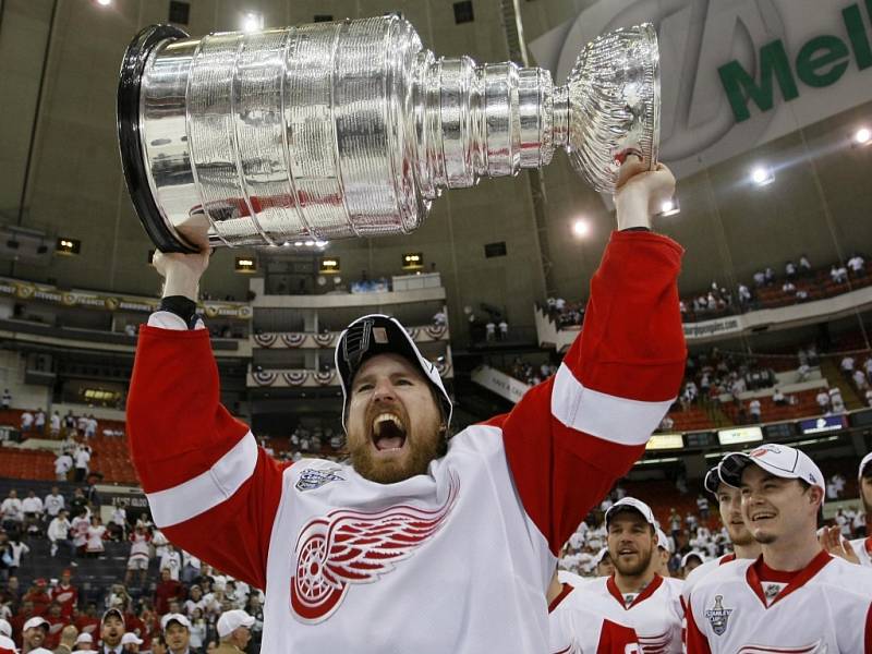 Niklas Kronwall s cennou trofejí.