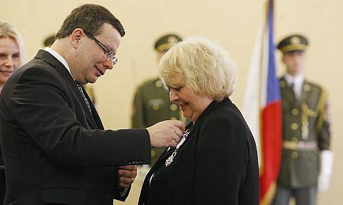 Spolupracovnice Deníku Ludmila Rakušanová obdržela 27. května v Praze z rukou ministra obrany Alexandra Vondry vyznamenání Zlaté lípy.