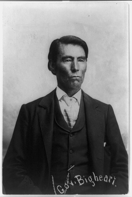 James Bigheart, osedžský náčelník z počátku 20. století, který zreorganizoval osedžský národ v souladu s americkou ústavou a v roce 1906 mu prosadil v Kongresu veškerá práva na ropu a další nerostné suroviny na osedžském území v Oklahomě