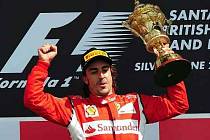 Fernando Alonso s trofejí pro vítěze Velké ceny Silverstone.