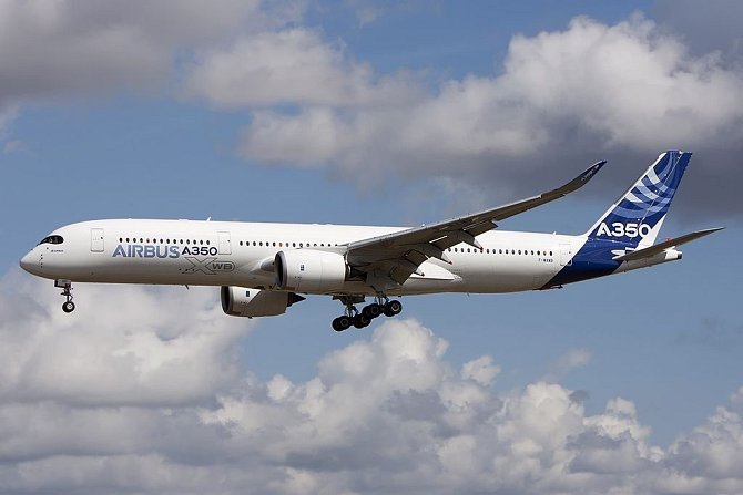 Stroj Airbus A350 je určen pro dálkové lety. Výrobce letadla testuje verzi, že by při nich v kokpitu seděli ne tři lidé, jak je to nyní, ale pouze dva. A v některých chvílích by byl za řízení letounu odpovědný jediný člověk. Studie jsou ale na začátku.