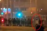 Záznam z pouličních kamer, zachycující smrt demonstranta Alexandra Tarajkovského (označeného červeným kroužkem)