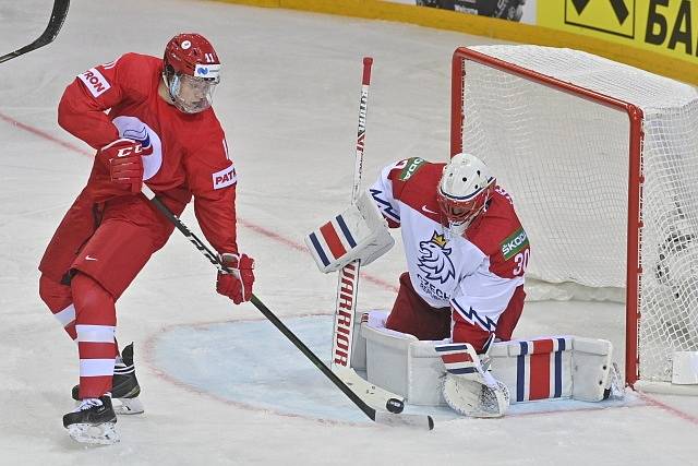 Brankář Šimon Hrubec zasahuje před Dmitrijem Voronkovem.