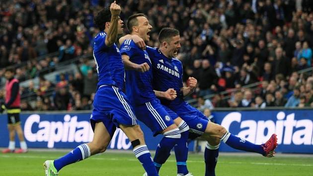 John Terry (uprostřed) se raduje ze svého gólu ve finále Ligového poháru proti Tottenhamu