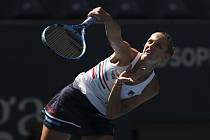 Česká tenistka Karolína Plíšková při podání v utkání 1. kola US Open