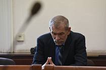 Obžalovaný Martin Kunc čeká na začátek jednání v jednací síni pražského městského soudu, který 7. června 2019 zastavil jeho trestní stíhání.  Vražda byla promlčena