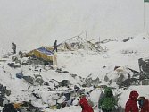 Horolezecký tábor po zásahu lavinou.