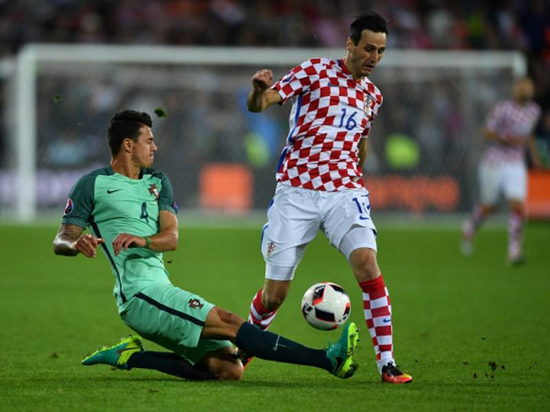 Nikola Kalinič z Chorvatska (vpravo) a José Fonte z Portugalska.