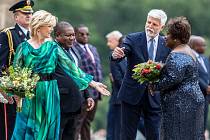 Eva Pavlová (vlevo) návštěvu prezidentského páru z Mosambiku přivítala v šatech od návrhářky Blanky Matragi